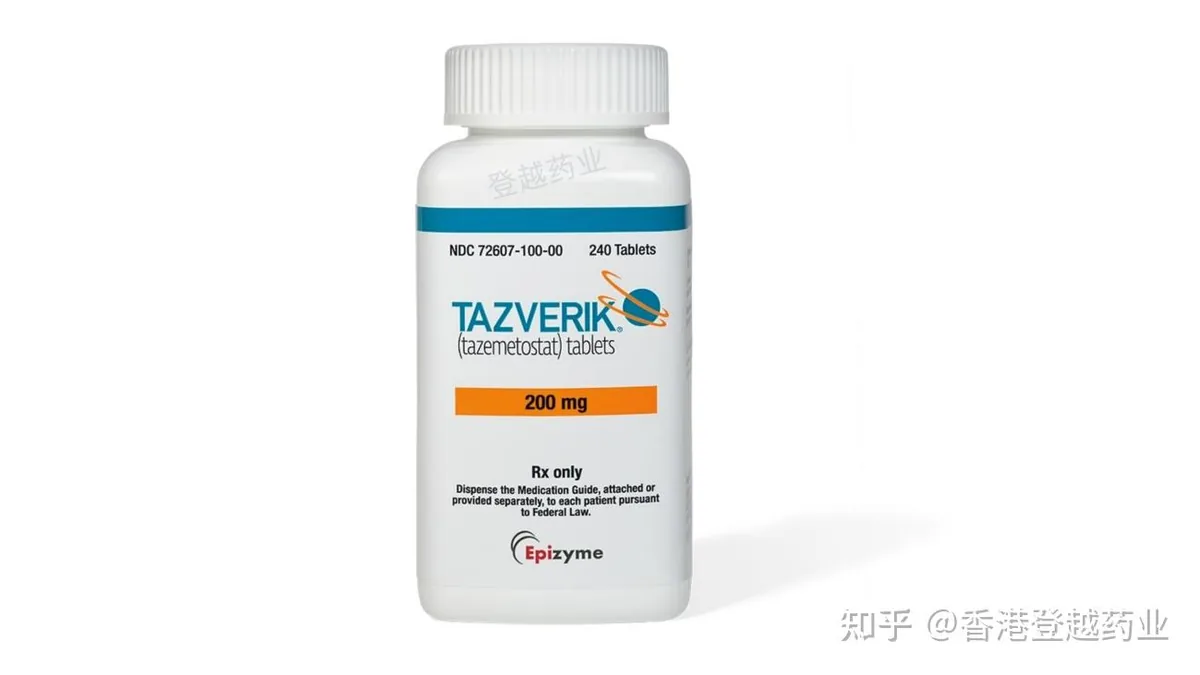 患者手持他泽司他药盒，旁边放着处方和医保卡